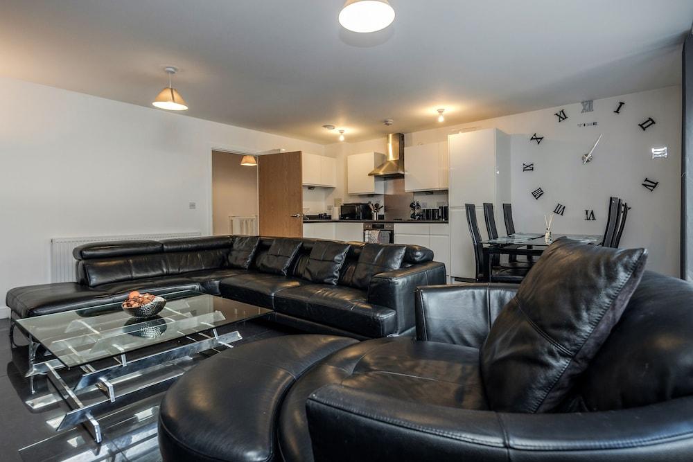 Beautiful 3-bed Apartment in Romford - Tap to explore photos