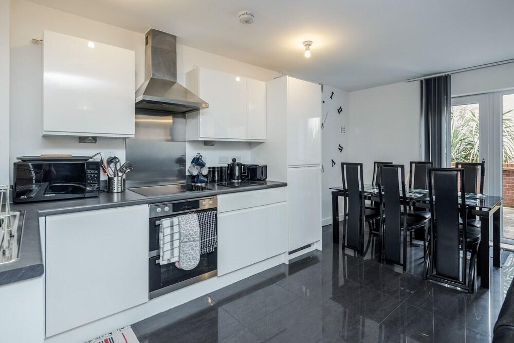 Beautiful 3-bed Apartment in Romford - Tap to explore photos