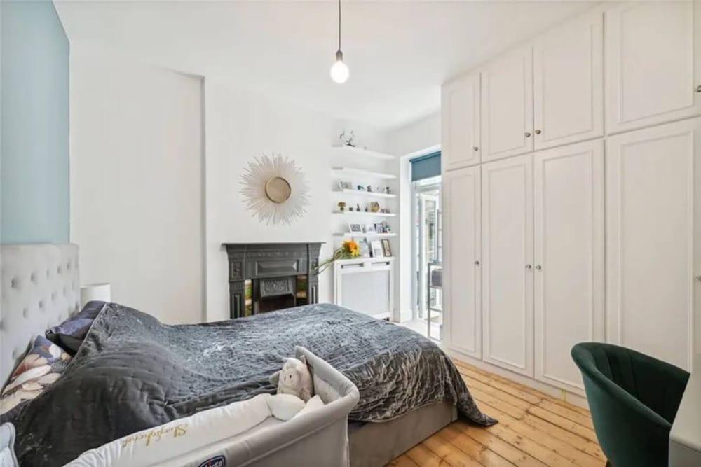 Stylish and Spacious 3 Bedroom Garden Flat in Fulham - Tap to explore photos
