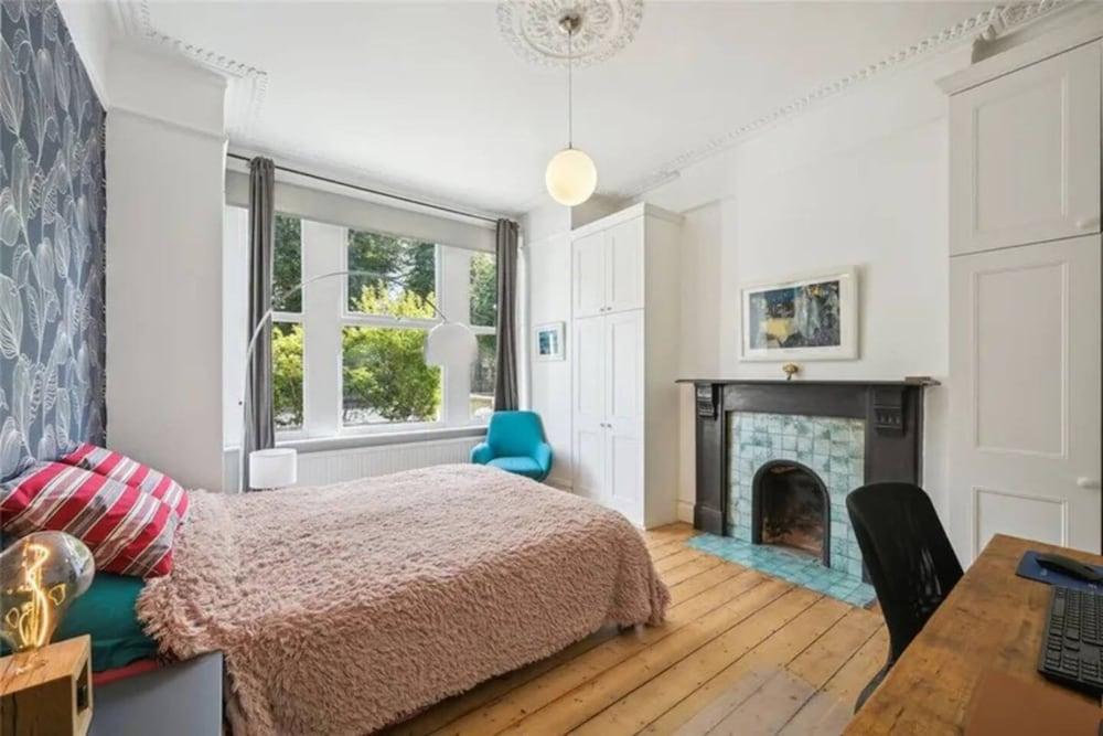 Stylish and Spacious 3 Bedroom Garden Flat in Fulham - Tap to explore photos