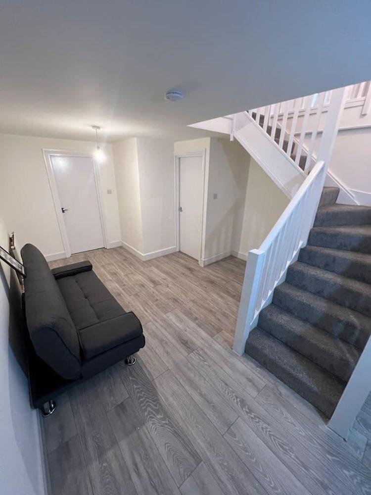 Spacious Luxury 2 Bedroom Apartment, Station 1min - Tap to explore photos