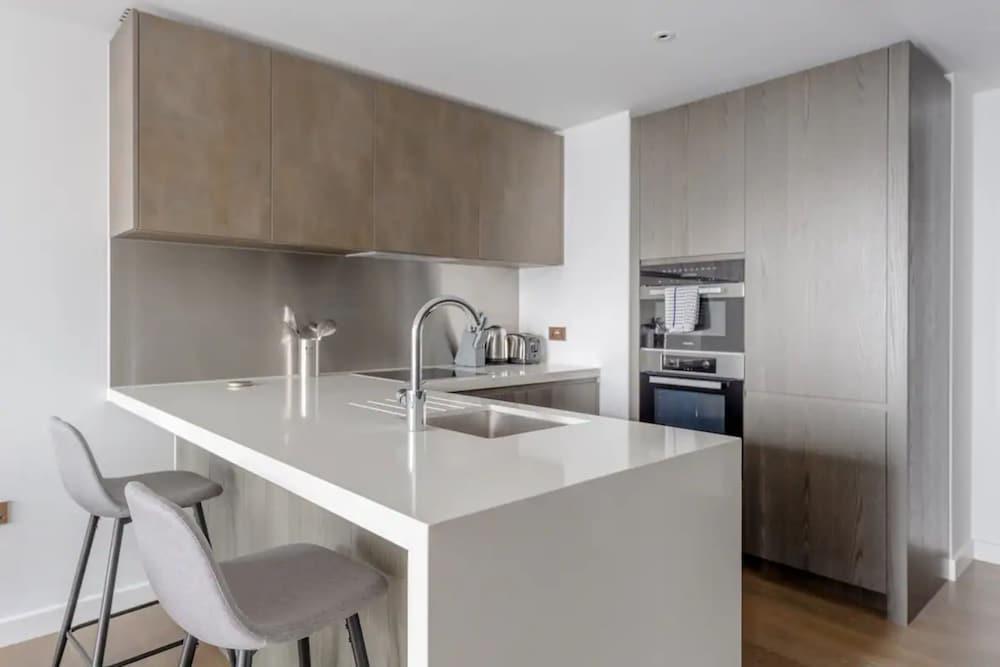 Luxurious 1 Bedroom Flat by the River Thames - Vauxhall - Tap to explore photos