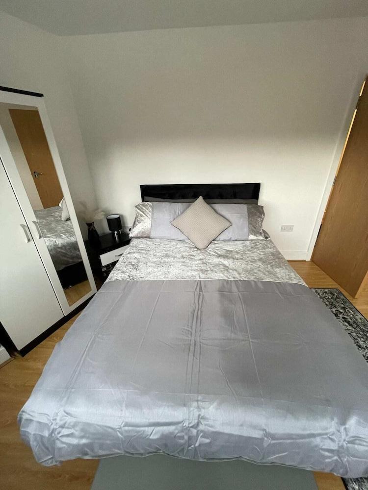 Sleek & Cosy 1BD Flat - Mile End - Tap to explore photos