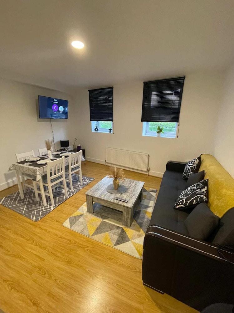 Sleek & Cosy 1BD Flat - Mile End - Tap to explore photos