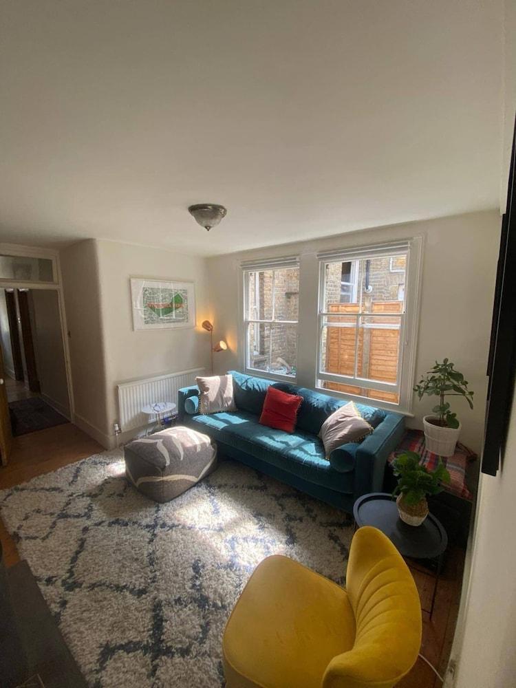Rustic 2 Bedroom Flat in Brixton - Tap to explore photos