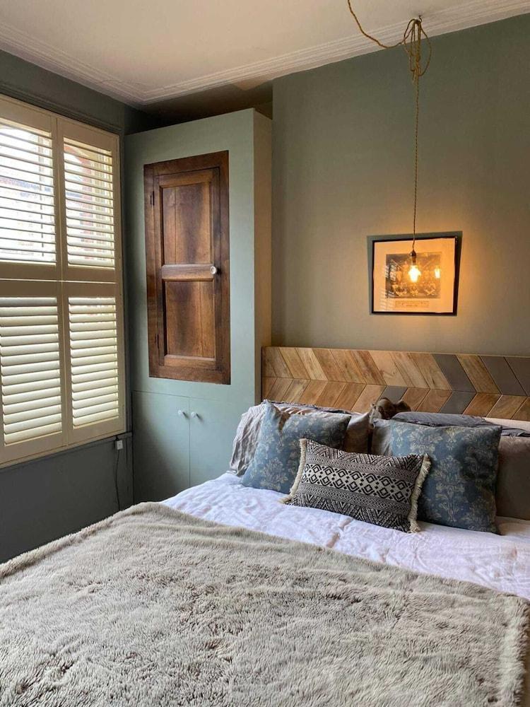 Rustic 2 Bedroom Flat in Brixton - Tap to explore photos