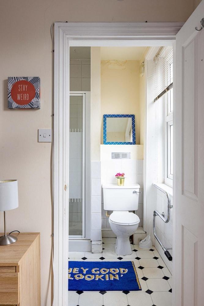 Charleville Road Studio Apartment - Tap to explore photos