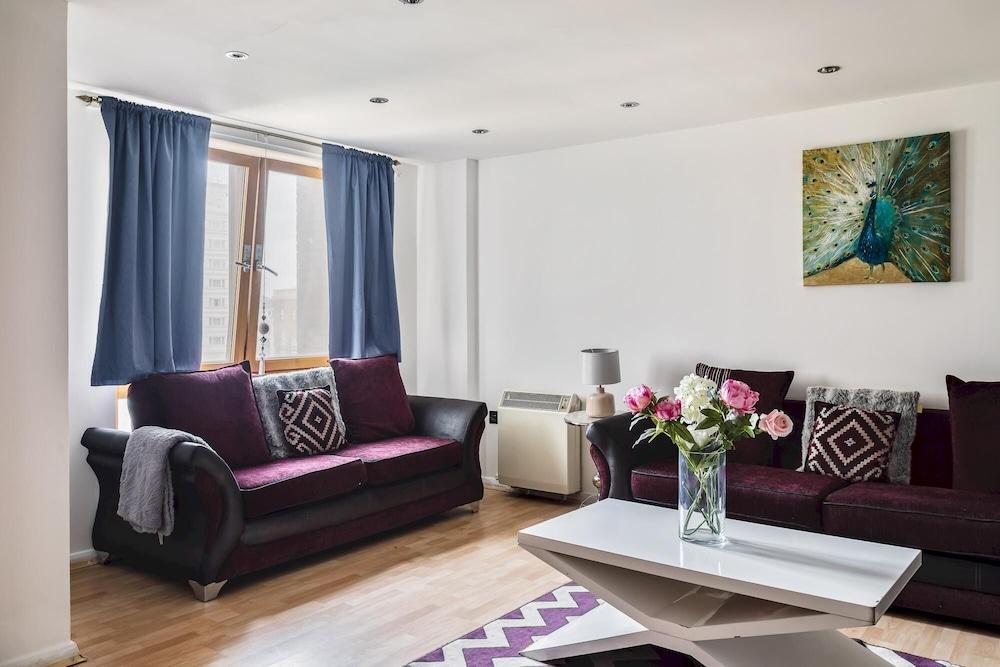 Picktheplace Imperial Wharf 2bed Apartment - Tap to explore photos