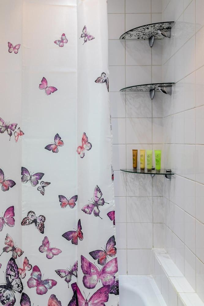 Picktheplace Imperial Wharf 2bed Apartment - Tap to explore photos