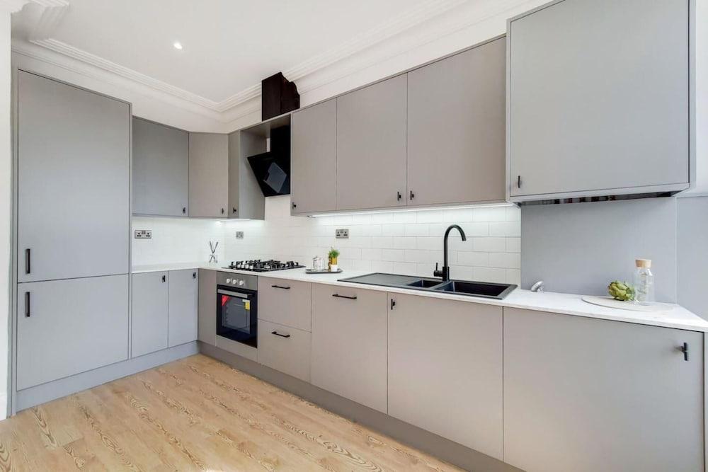 Captivating 2-bed Apartment in North London - Tap to explore photos