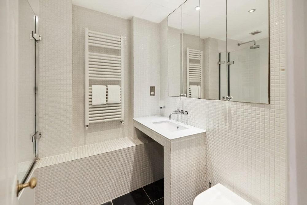 The South Kensington Wonder - Trendy 3bdr House With Garden - Tap to explore photos
