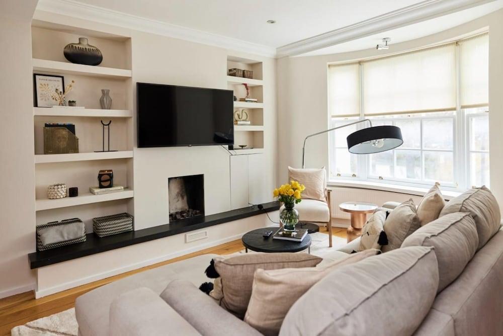 The South Kensington Wonder - Trendy 3bdr House With Garden - Tap to explore photos