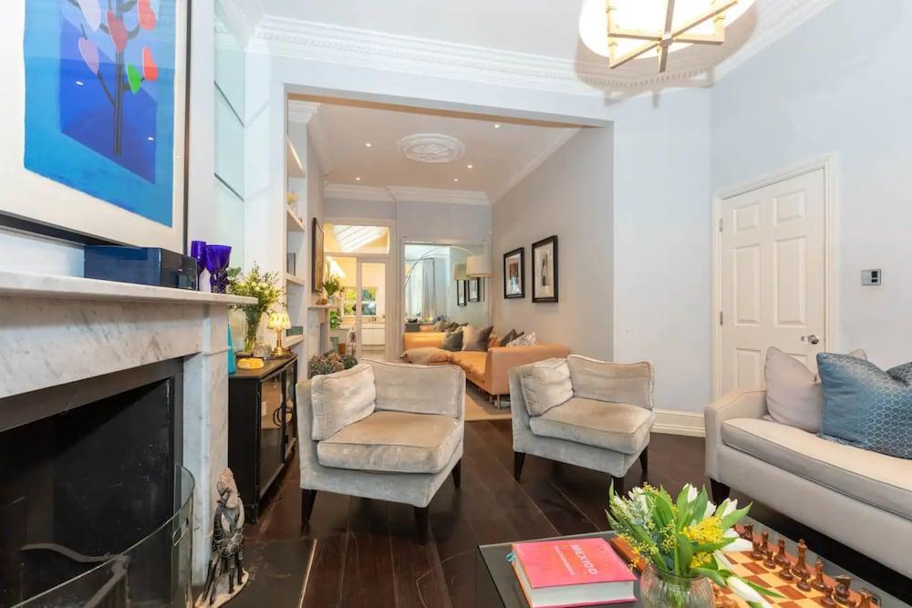 Gorgeous 4 Bedroom Family Home Next to Clapham Common - Tap to explore photos