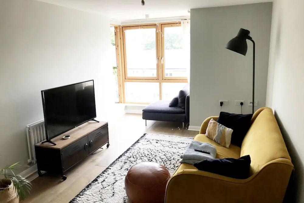 Cheerful 1 Bedroom Apartment in Camden - Tap to explore photos
