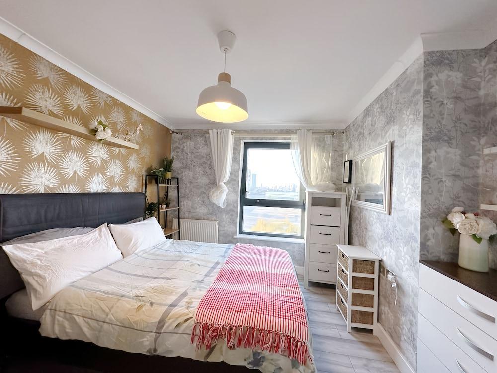 Canary Wharf two Bedroom Apartment - Tap to explore photos