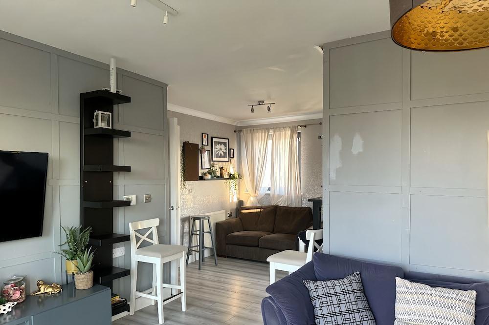 Canary Wharf two Bedroom Apartment - Tap to explore photos