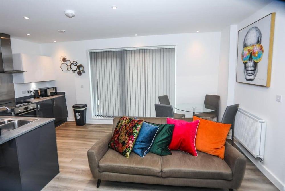 Immaculate 2-bed Apartment in London - Tap to explore photos