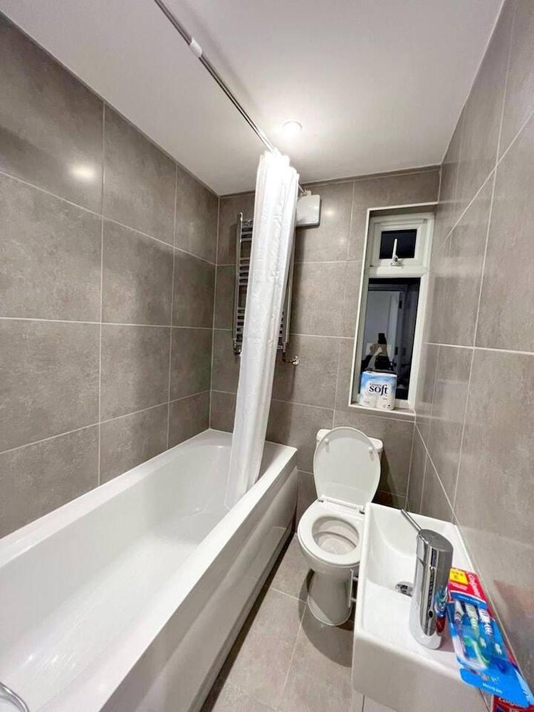 Spacious 3-bed Apartment in London - Tap to explore photos
