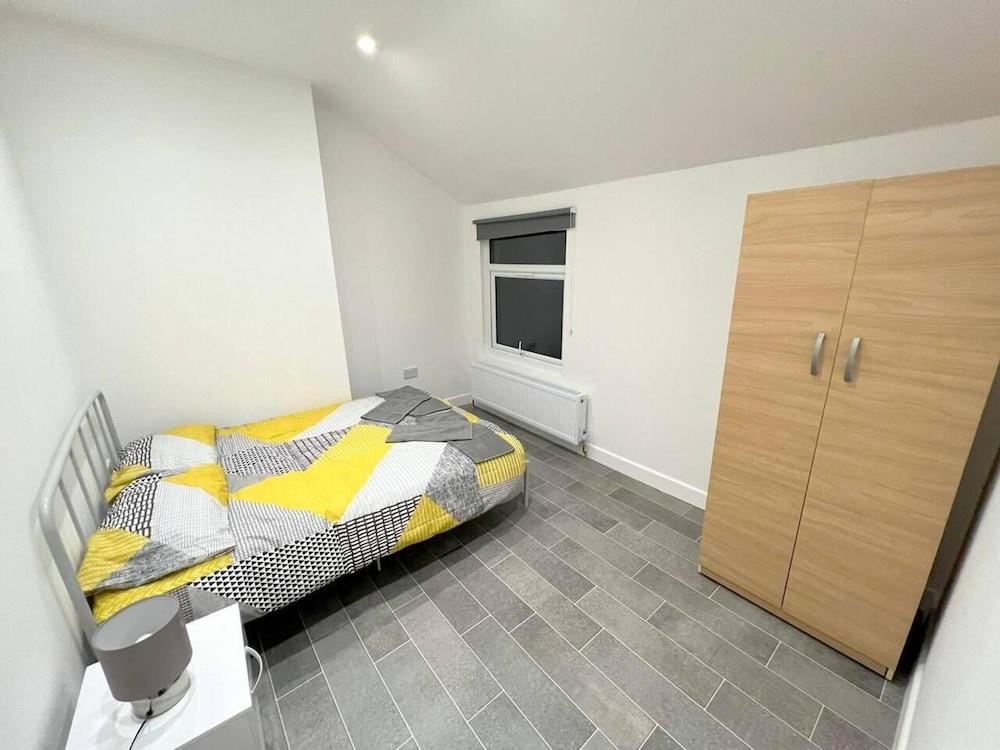 Spacious 3-bed Apartment in London - Tap to explore photos