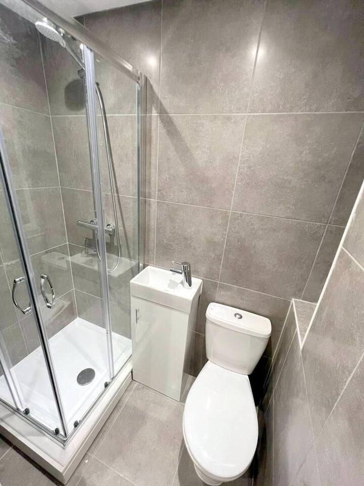 Spacious 3-bed Apartment in London - Tap to explore photos