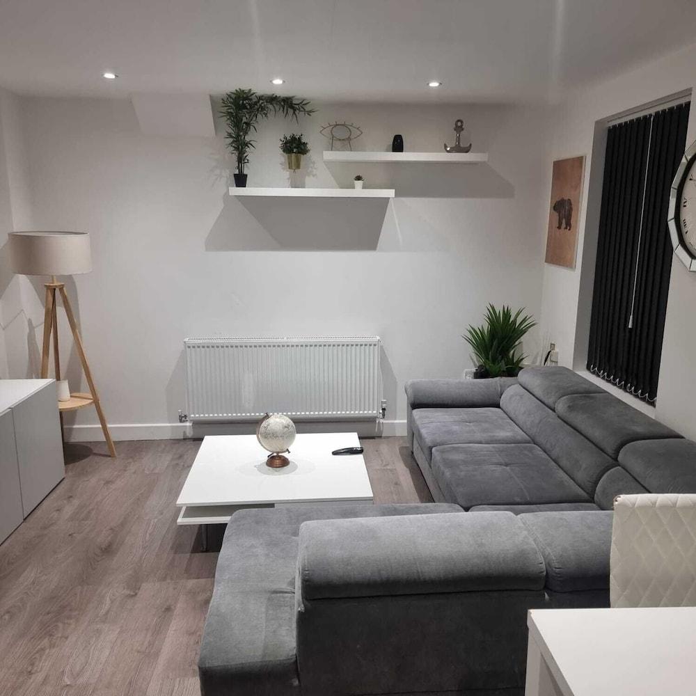 Charming 4-bed House in Enfield North London - Tap to explore photos