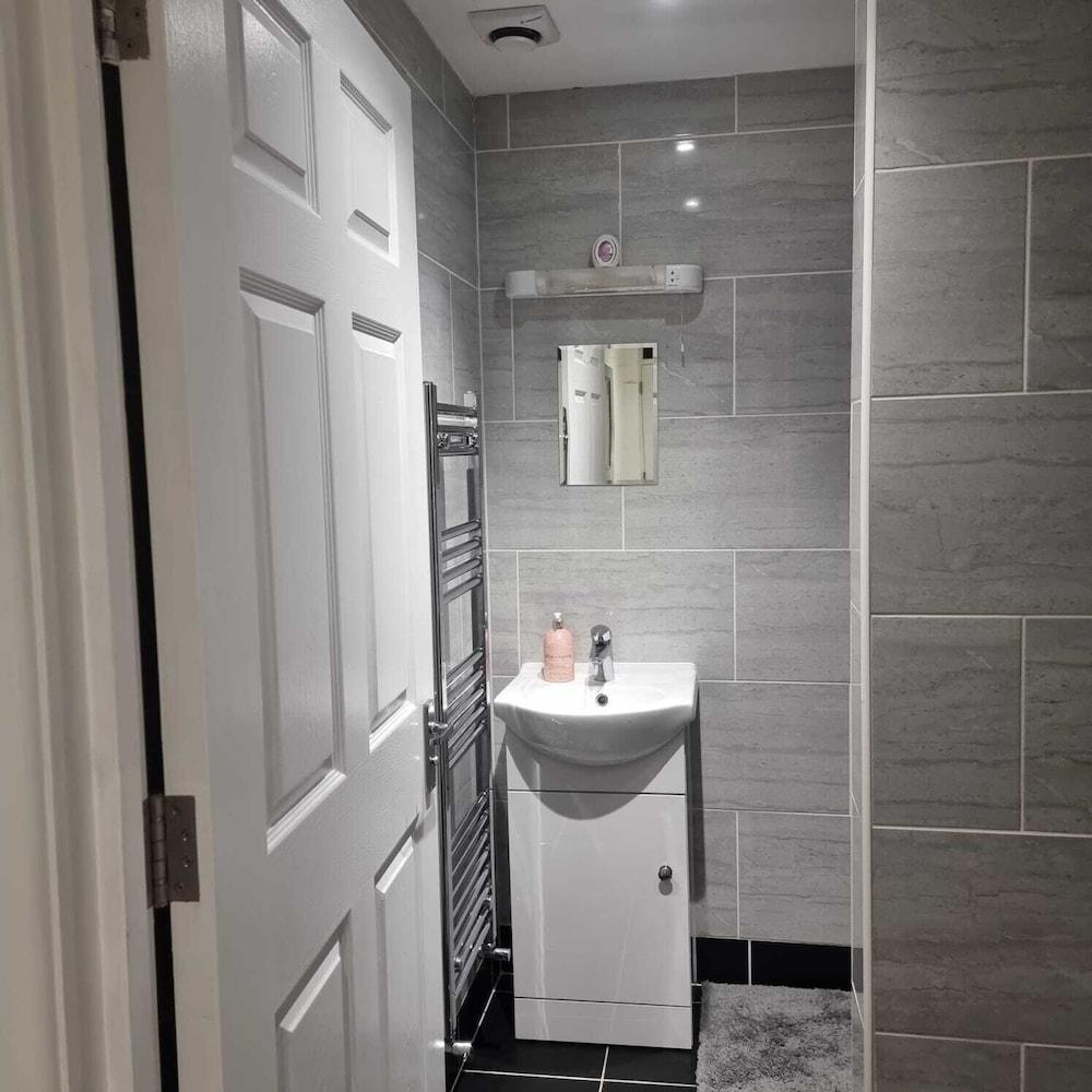 Charming 4-bed House in Enfield North London - Tap to explore photos