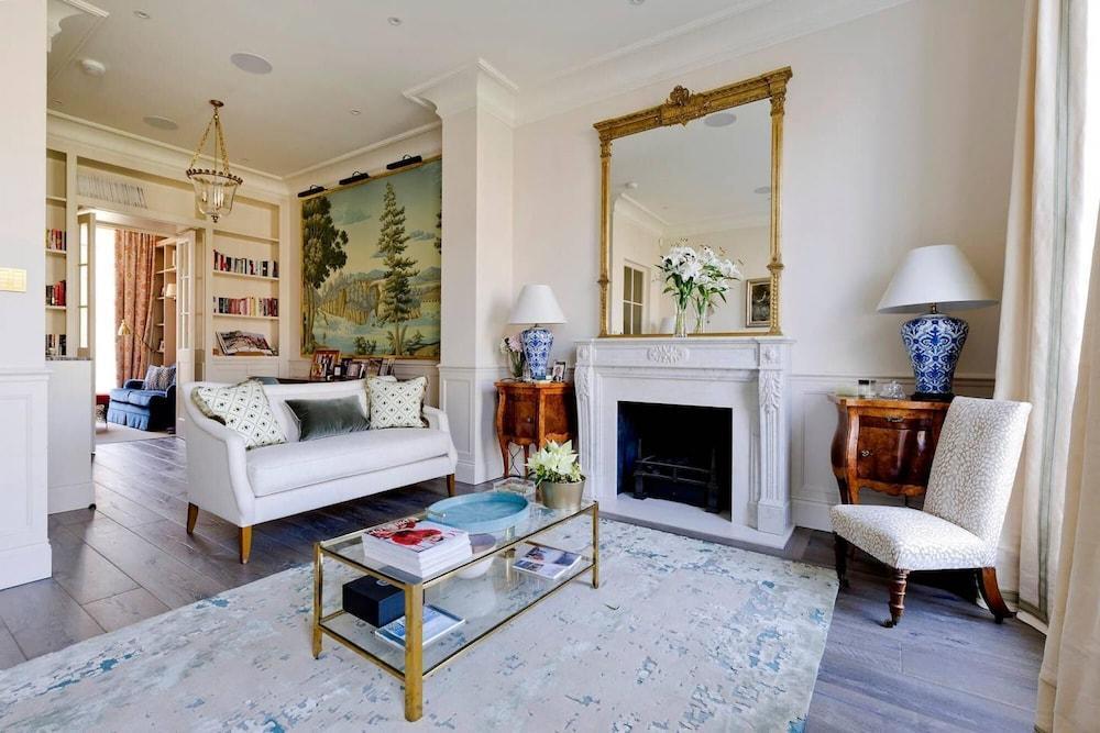 Elegant 5bed House Chelsea - Tap to explore photos