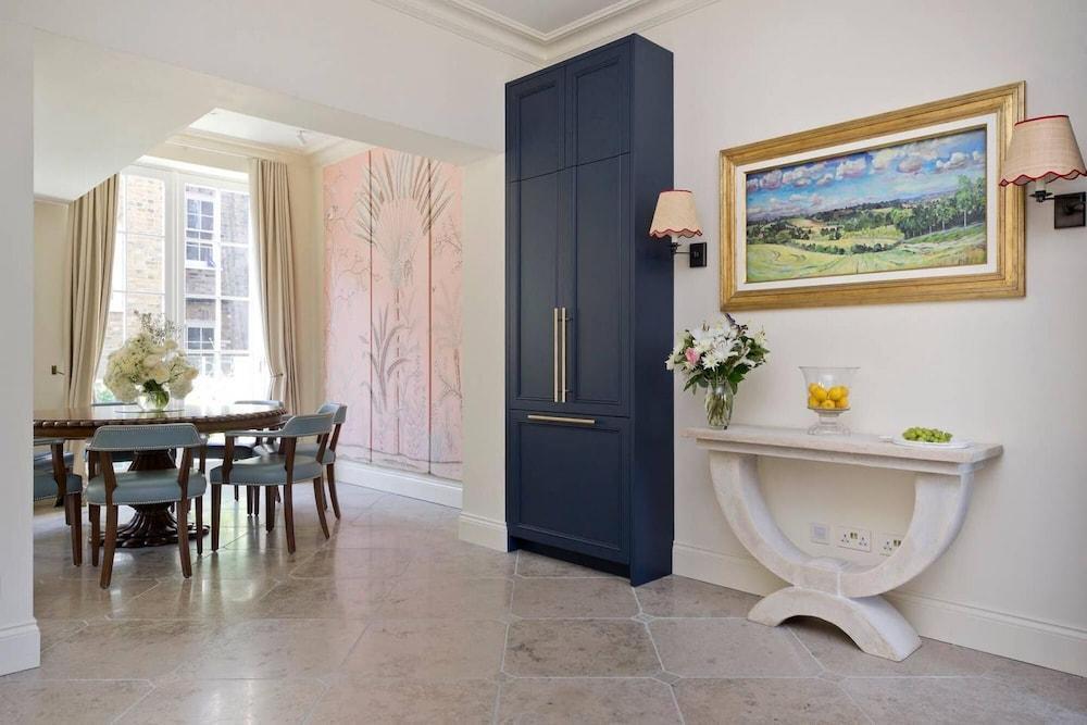 Elegant 5bed House Chelsea - Tap to explore photos