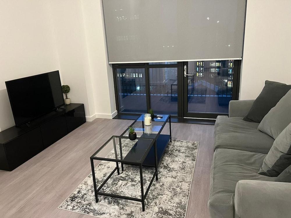 Beautiful 1-bed Apartment in Barking - Tap to explore photos