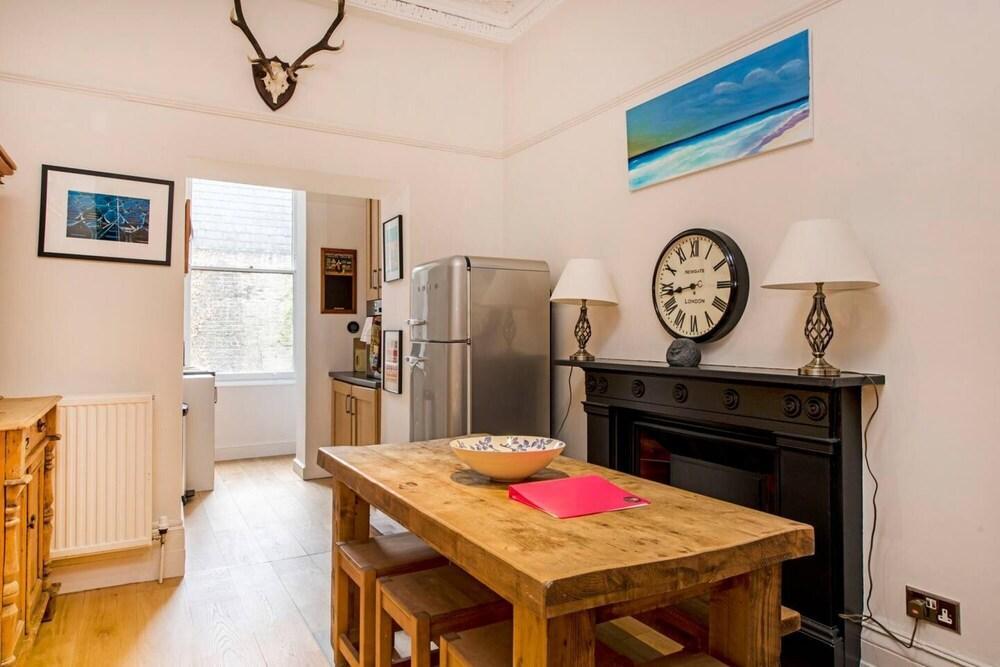 Fab 2 BR Flat in Paddington Near Hyde Park - Tap to explore photos