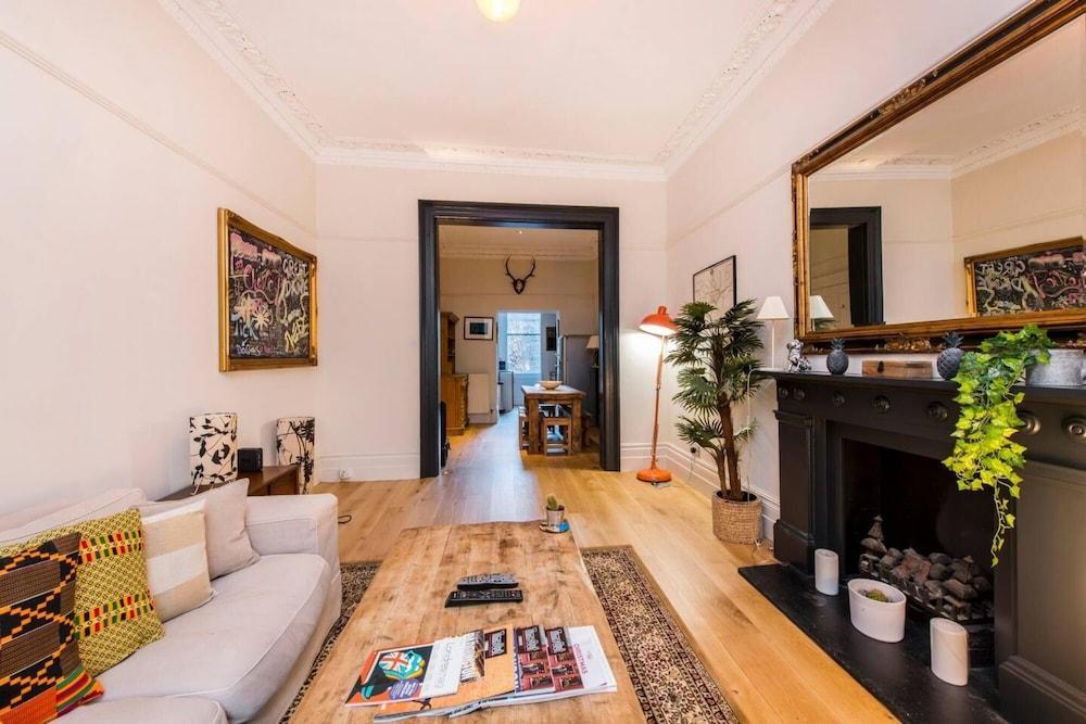 Fab 2 BR Flat in Paddington Near Hyde Park - Tap to explore photos