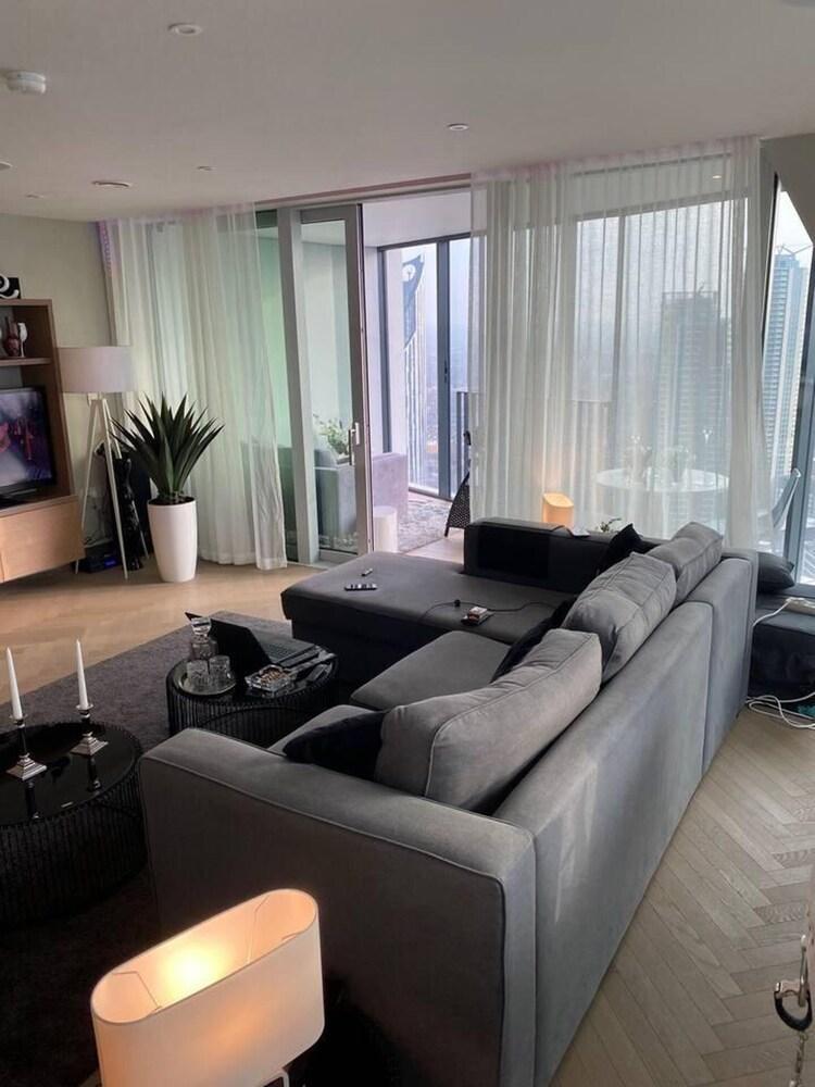 Charming 2-bed Apartment in London - Tap to explore photos