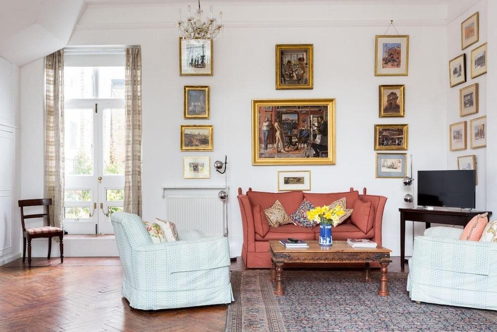 Kensington Artistic 1bed Flat - Tap to explore photos