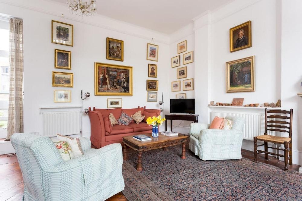 Kensington Artistic 1bed Flat - Tap to explore photos