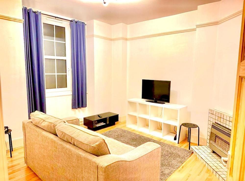 Immaculate One Bed in Tower Bridge Luxurious Taste - Tap to explore photos