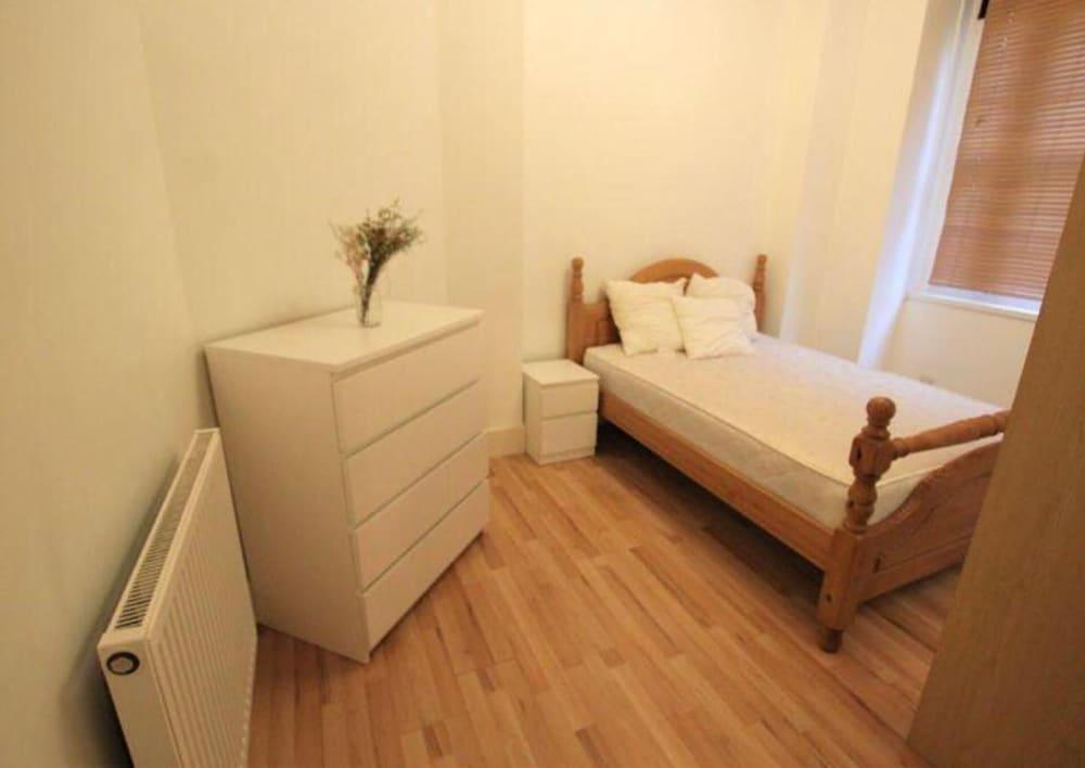 Immaculate One Bed in Tower Bridge Luxurious Taste - Tap to explore photos
