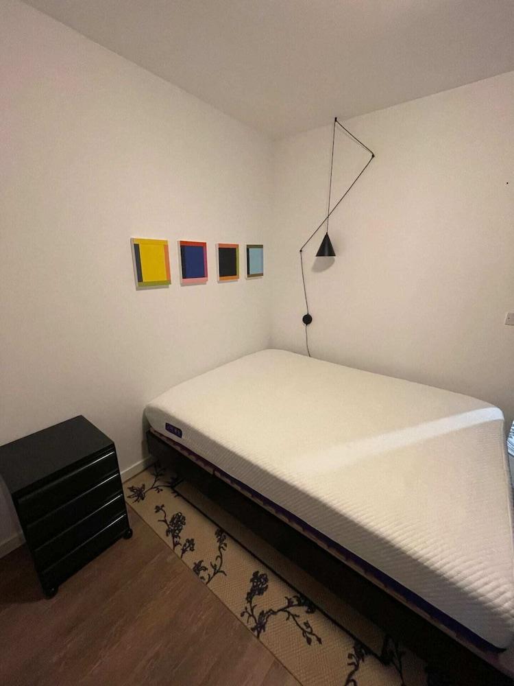 Sleek & Stylish 1BD Flat With Balcony - Old Street - Tap to explore photos