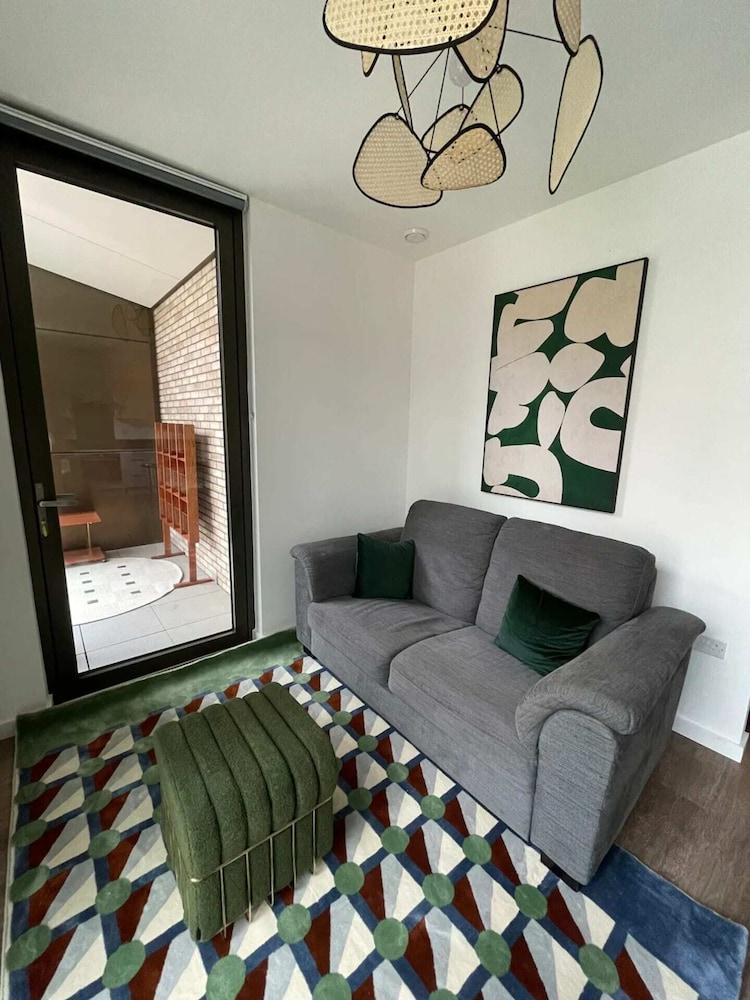Sleek & Stylish 1BD Flat With Balcony - Old Street - Tap to explore photos