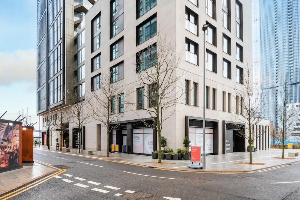 Deluxe two Bedroom Canary Wharf Apartment With River Views - Tap to explore photos