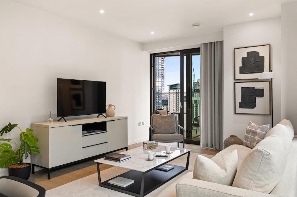 Deluxe two Bedroom Canary Wharf Apartment With River Views - Tap to explore photos