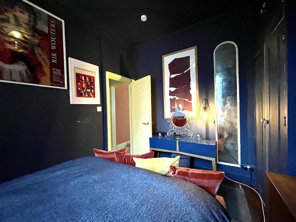 Stylish Portobello Road 2 Bedroom Easy Access - Tap to explore photos