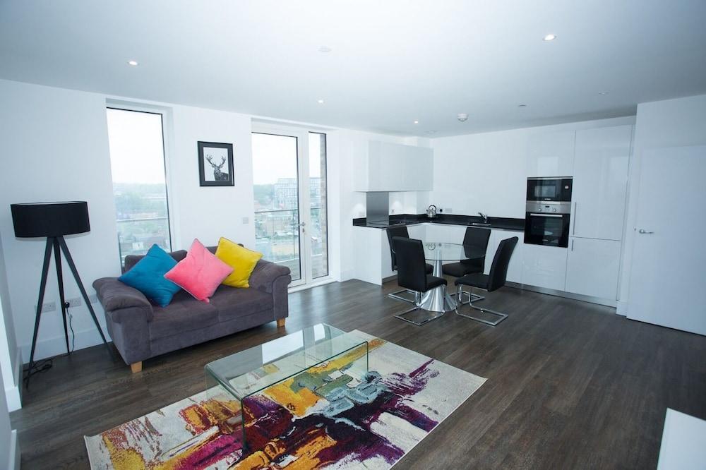 Highview 2-bed Apartment in London - Tap to explore photos