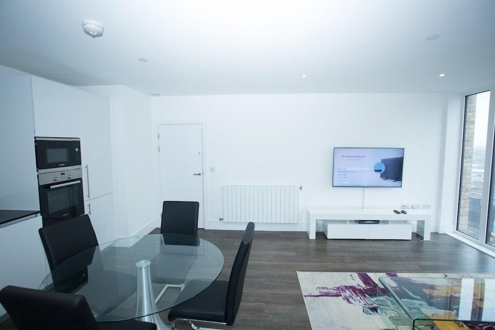 Highview 2-bed Apartment in London - Tap to explore photos