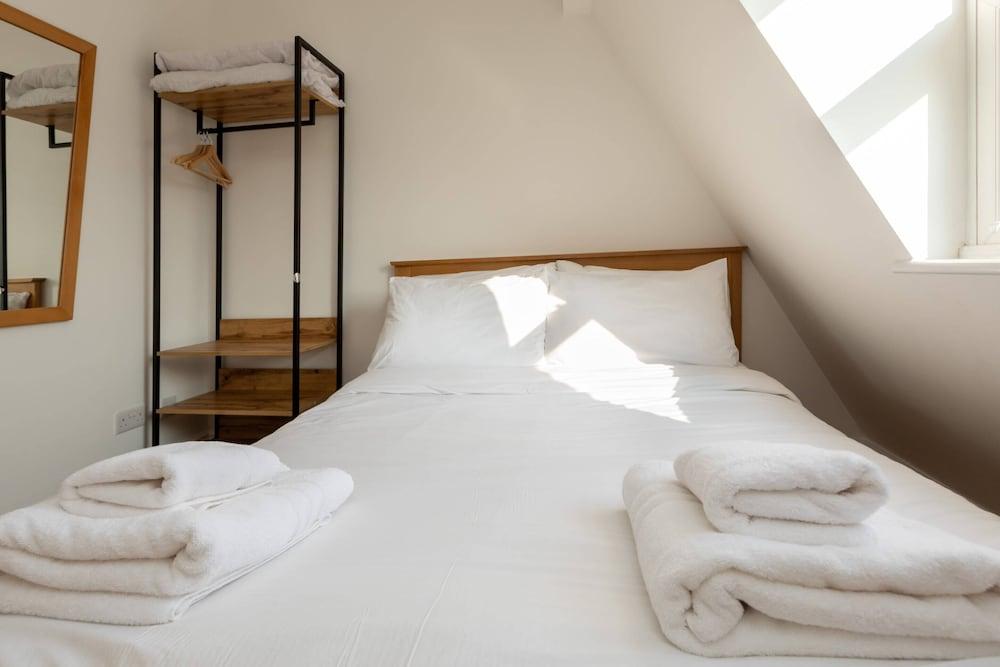 Spaciously Renovated 2BD Flat - Camden - Tap to explore photos