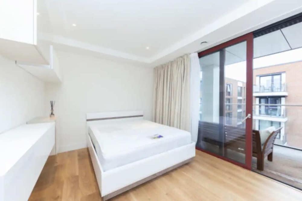 Modern 1 Bedroom Apartment With Balcony in Earlsfield - Tap to explore photos