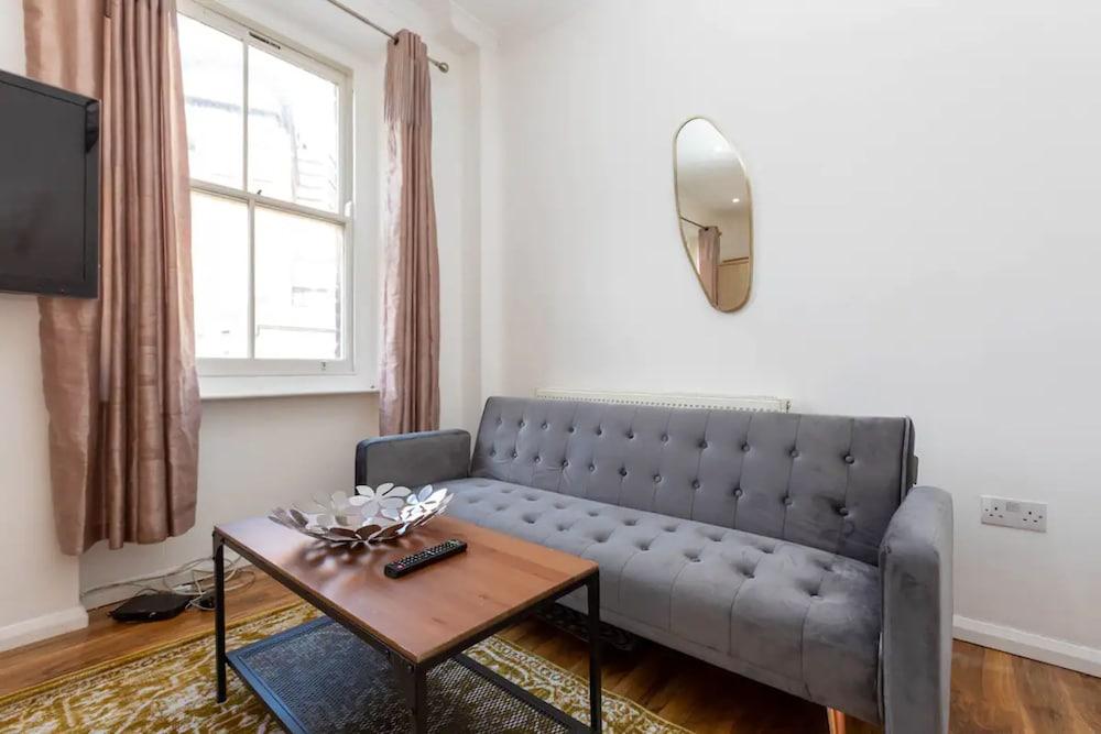 Centrally Located 1 Bedroom Apartment Near Paddington - Tap to explore photos