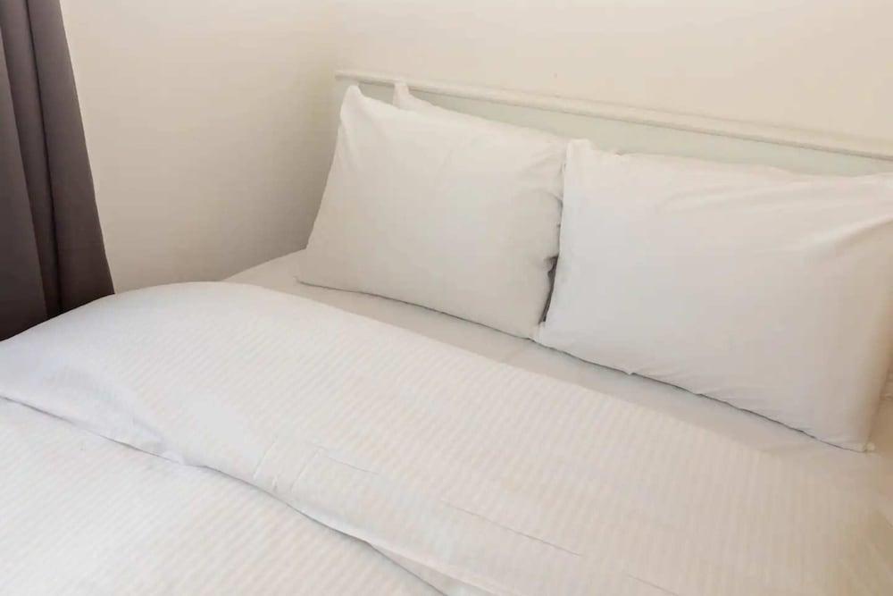 Centrally Located 1 Bedroom Apartment Near Paddington - Tap to explore photos