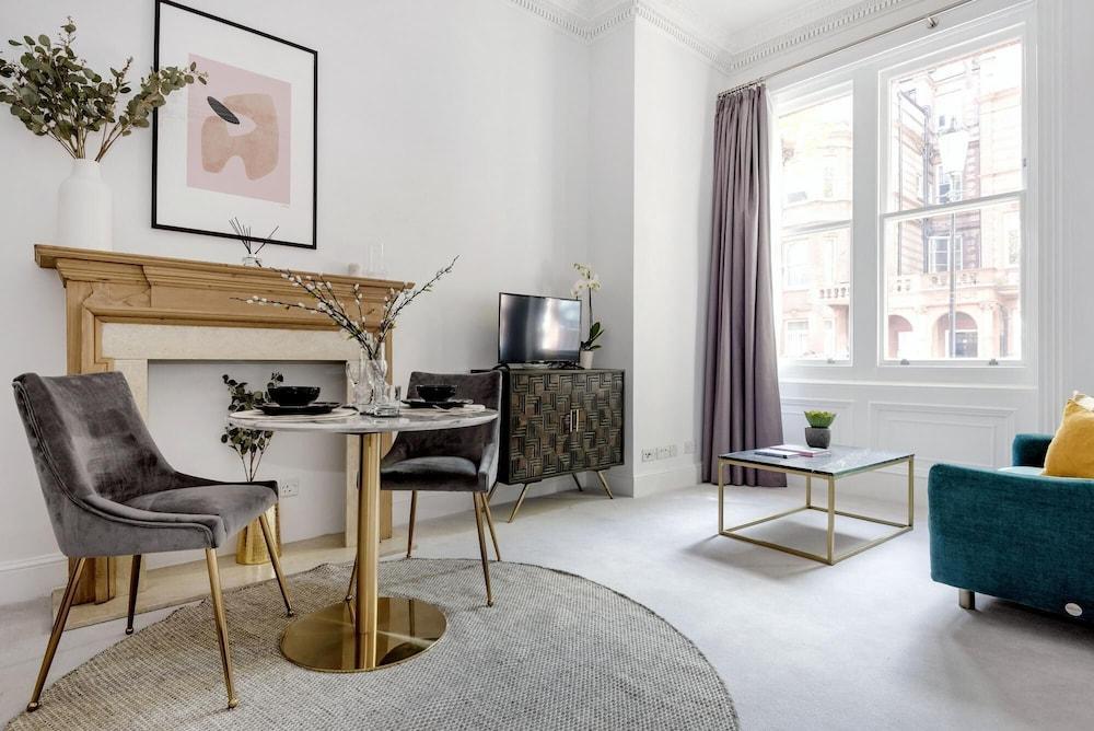 The Chelsea Studio Next to Sloane Square - Tap to explore photos