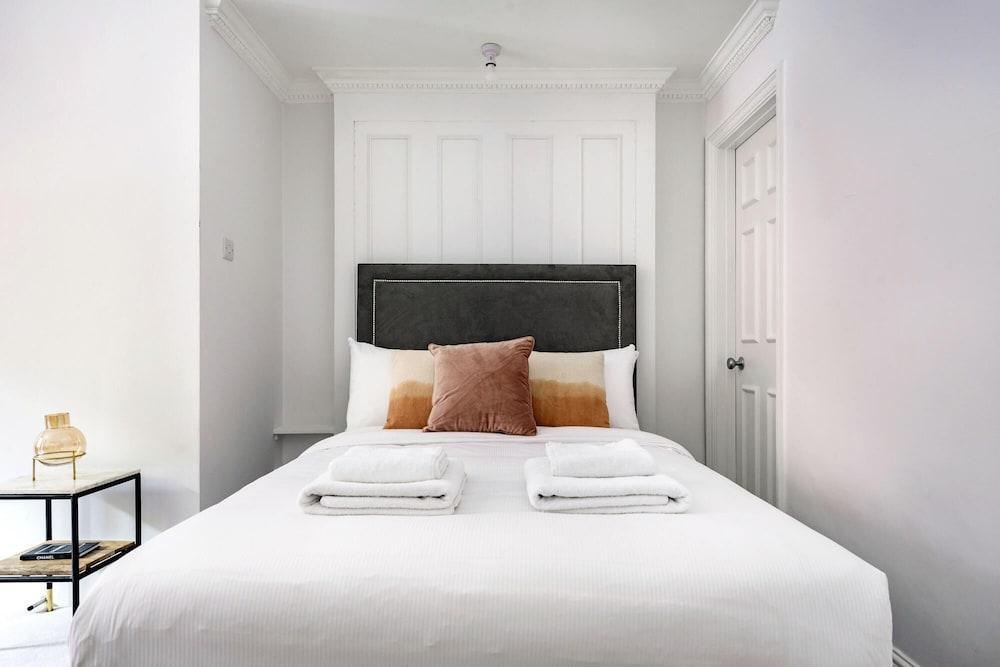 The Chelsea Studio Next to Sloane Square - Tap to explore photos