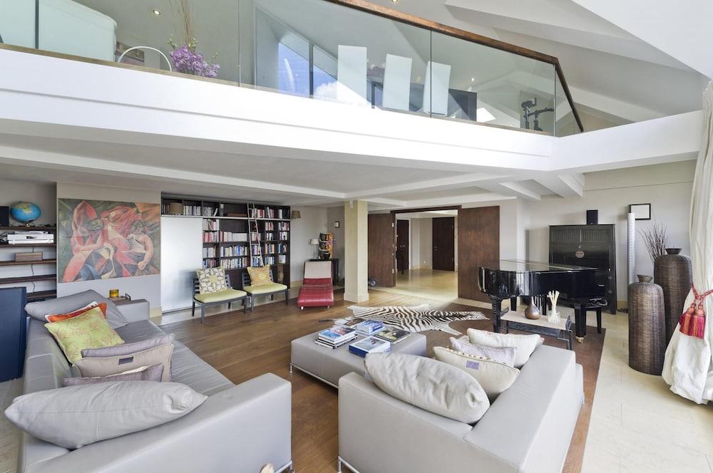 Luxury 4 Bedroom Penthouse in Beautiful Battersea - Tap to explore photos